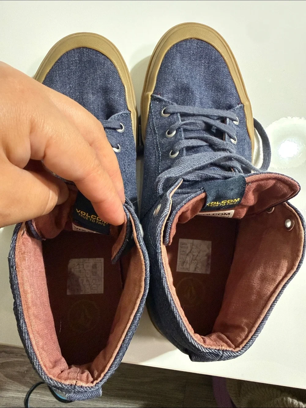 Volcom Men's High-Top Denim Sneakers in Navy and Gum Sz10